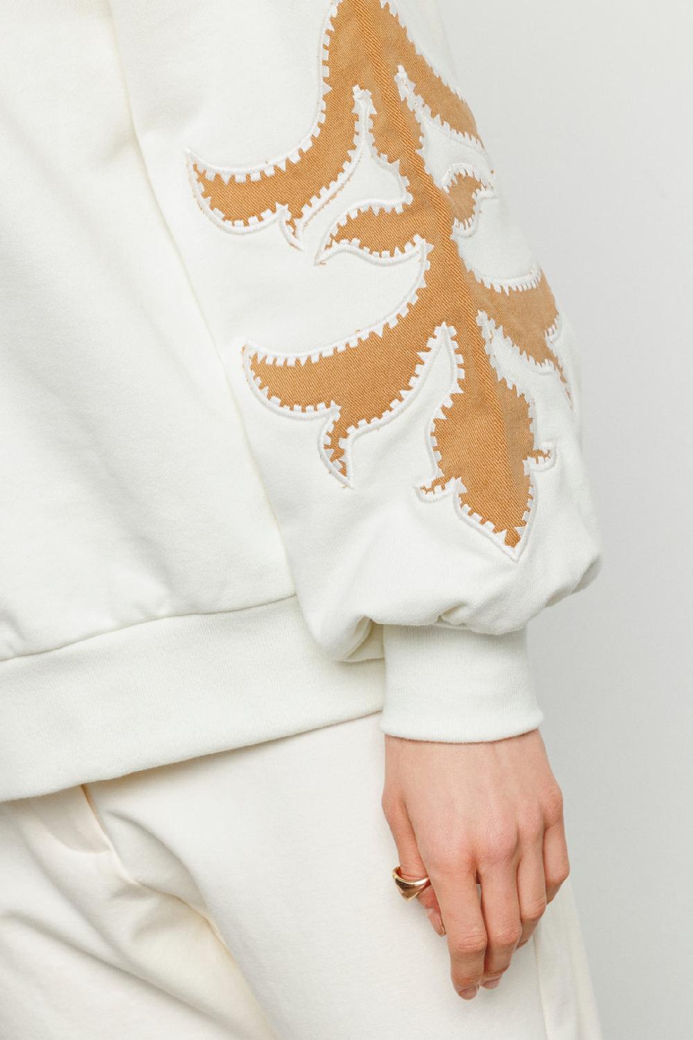 Akep FELPA GIROCOLLO AKEP CON RICAMI SULLE MANICHE