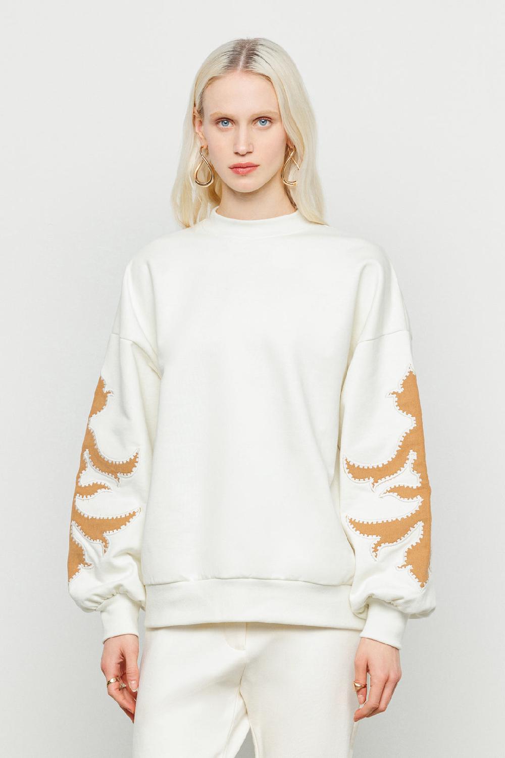 Akep FELPA GIROCOLLO AKEP CON RICAMI SULLE MANICHE