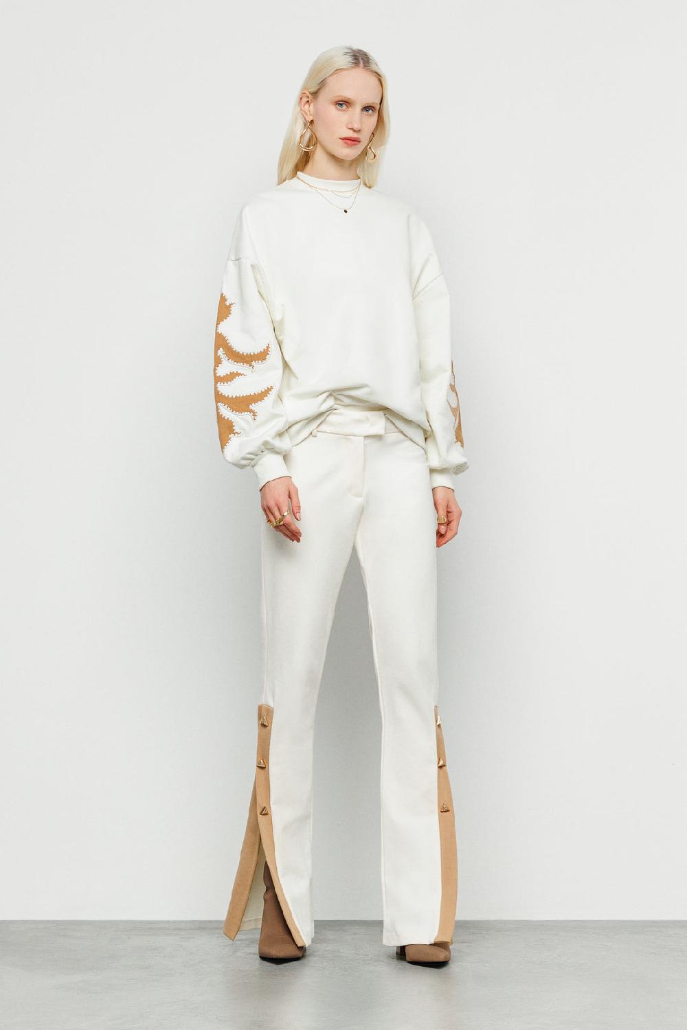 Akep FELPA GIROCOLLO AKEP CON RICAMI SULLE MANICHE