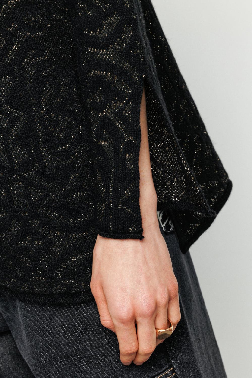 Akep MAGLIA AKEP CON SPACCO LATERALE E SUL FONDO DELLE MANICHE