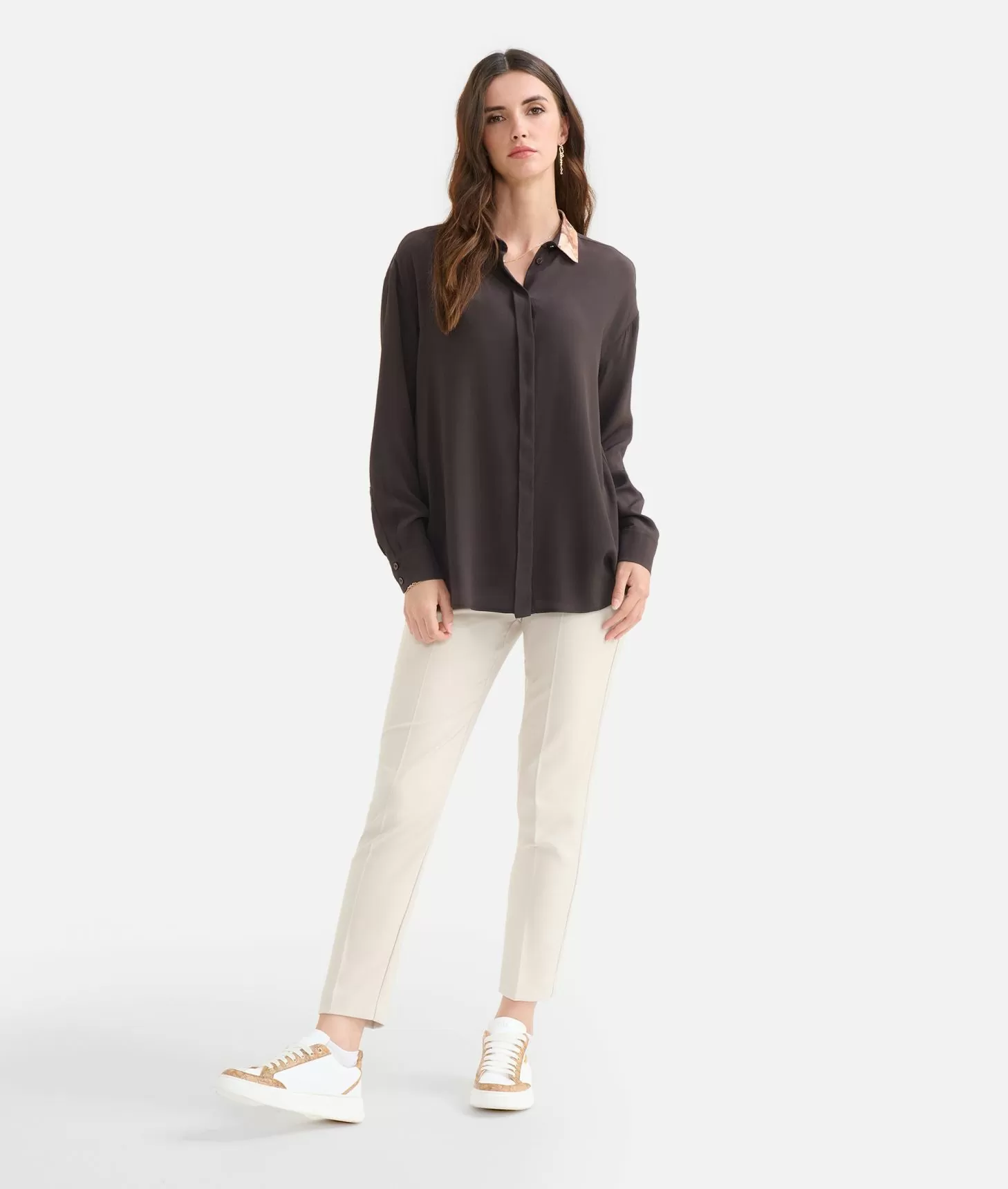 Alviero martini 1a classe Camicia in crêpe de chine con colletto Geo Classic Cioccolato