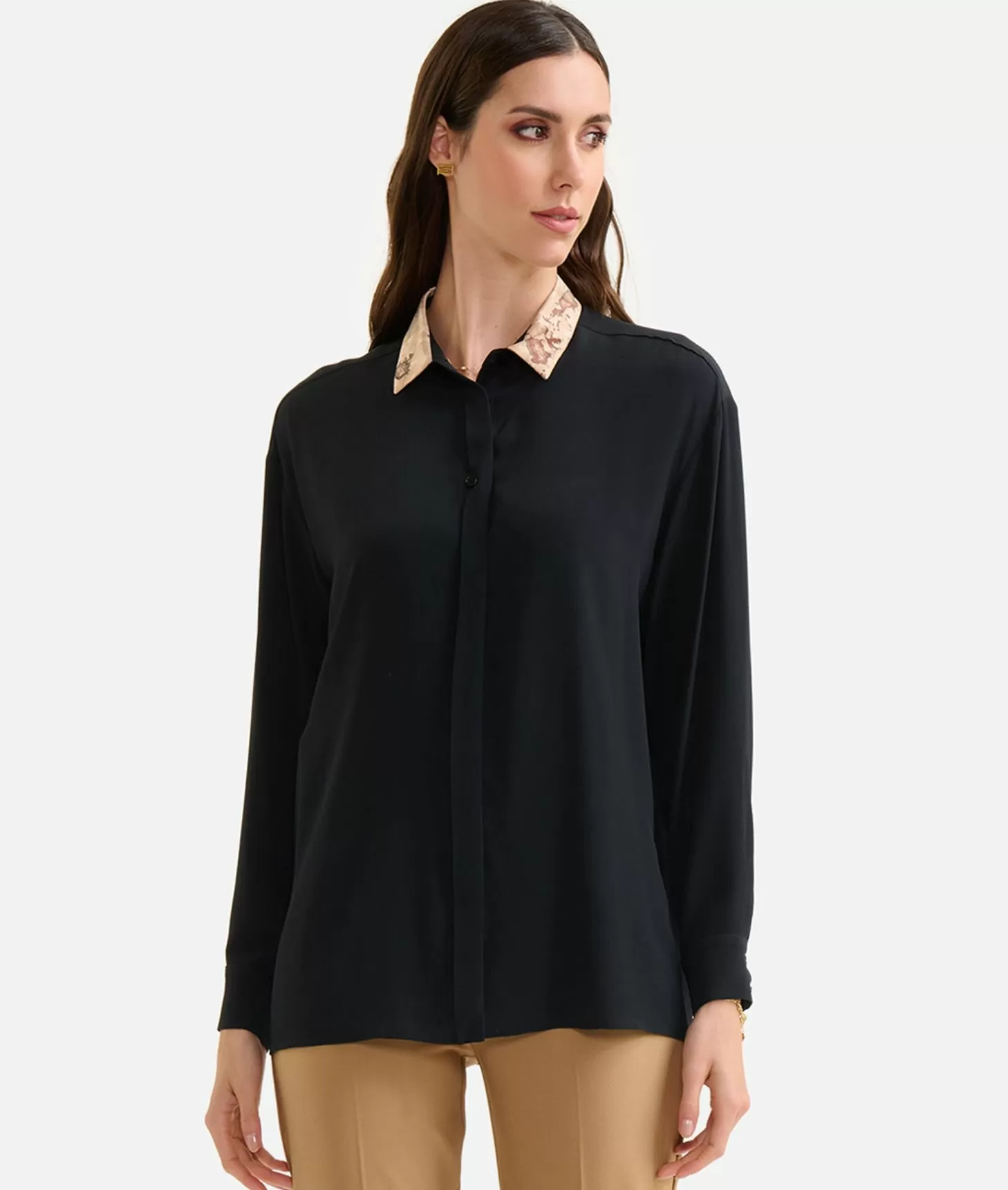 Alviero Martini 1a Classe Camicia In Crêpe De Chine Con Colletto Geo Classic Nera