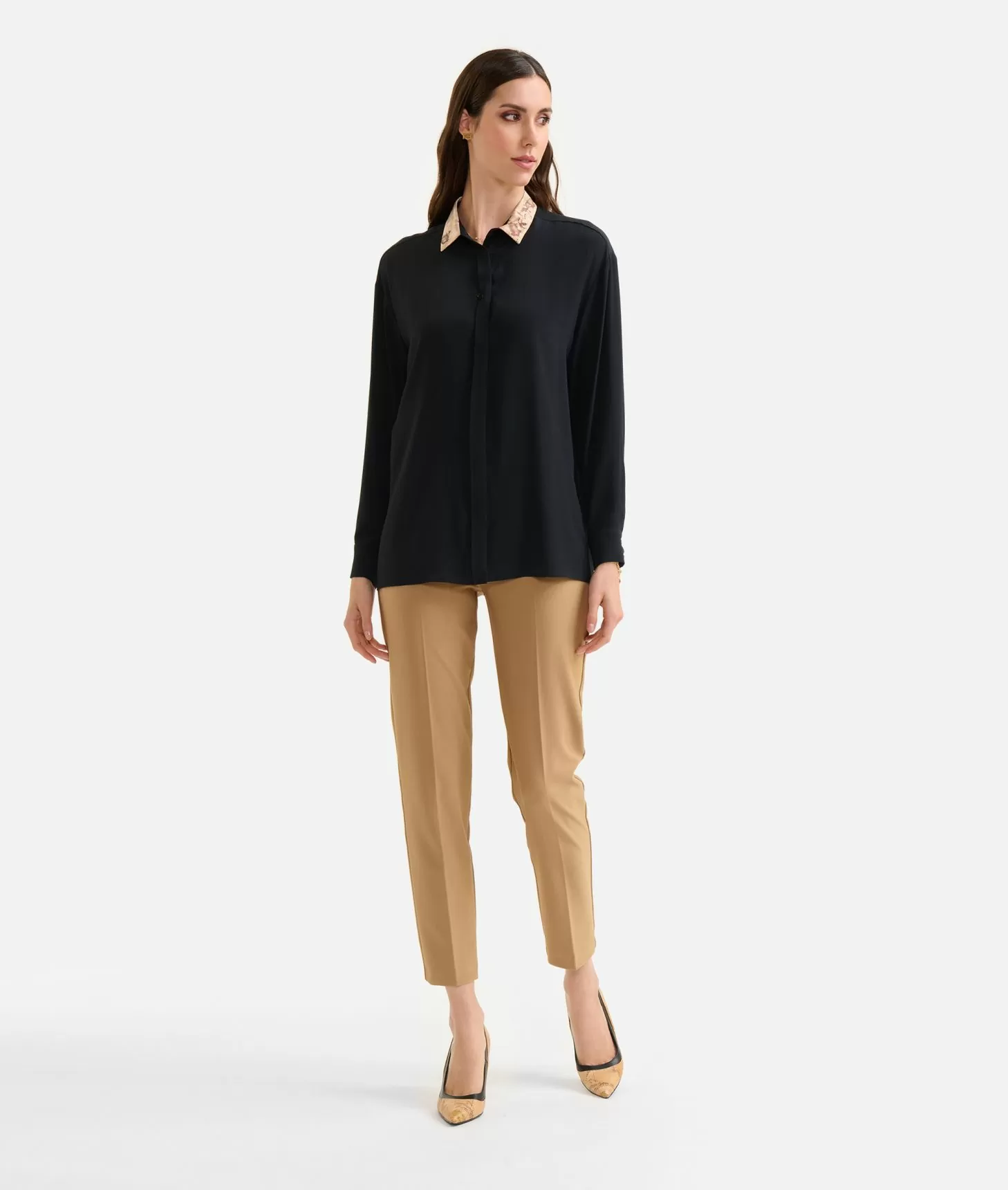 Alviero martini 1a classe Camicia in crêpe de chine con colletto Geo Classic Nera