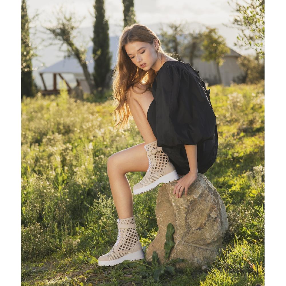 Amalfi By Rangoni Stivaletto Bree Beige