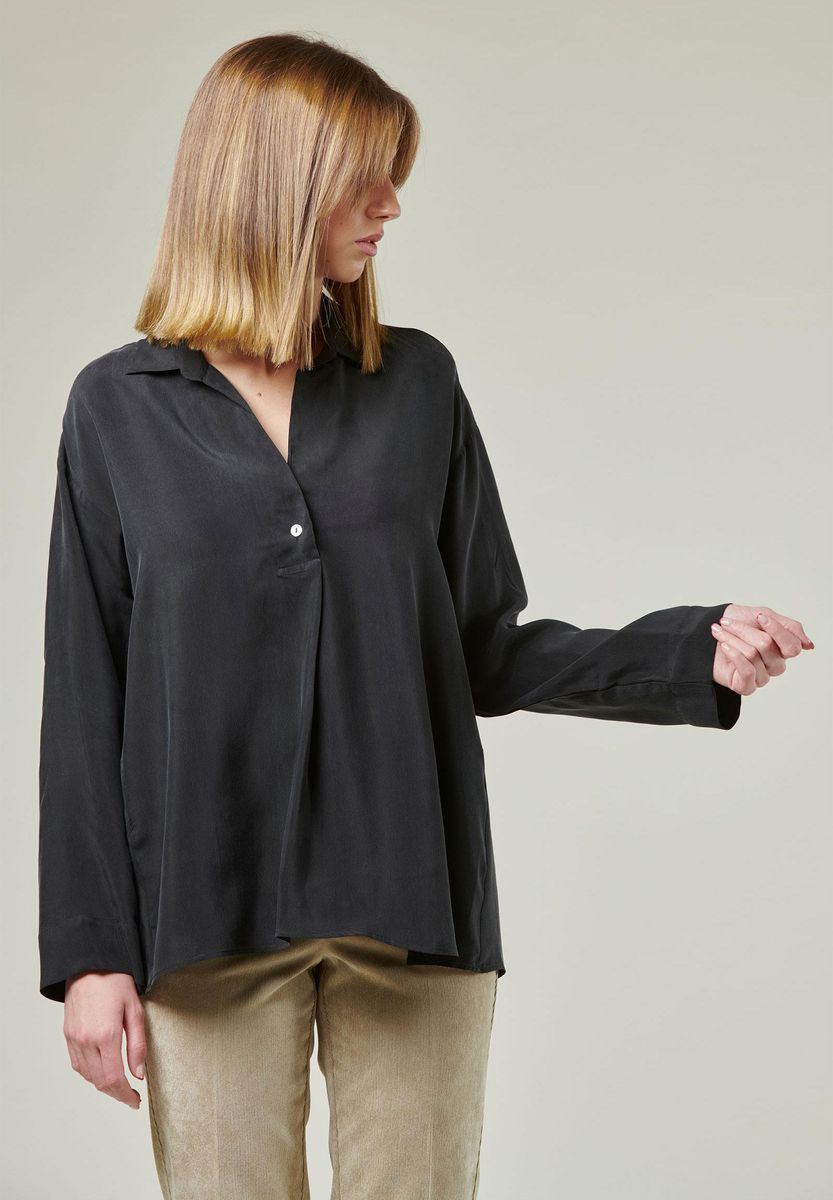 Angelico Camicia nera collo polo piega centrale