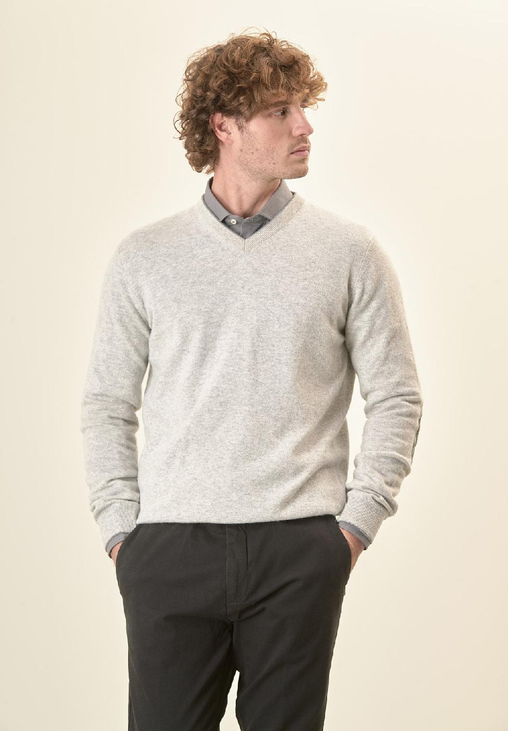 Angelico Scollo V grigio chiaro militare toppe