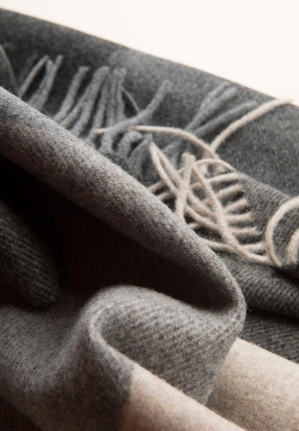 Angelico Sciarpa Grigia Scura Fantasia Quadri Frange Lana Vergine