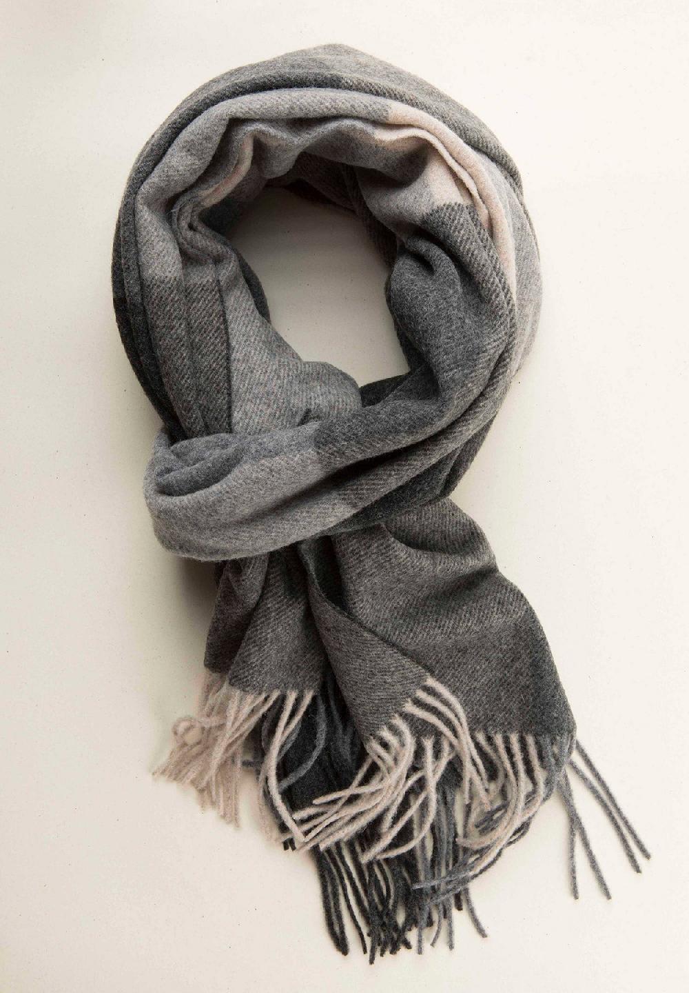 Angelico Sciarpa grigia scura fantasia quadri frange lana vergine