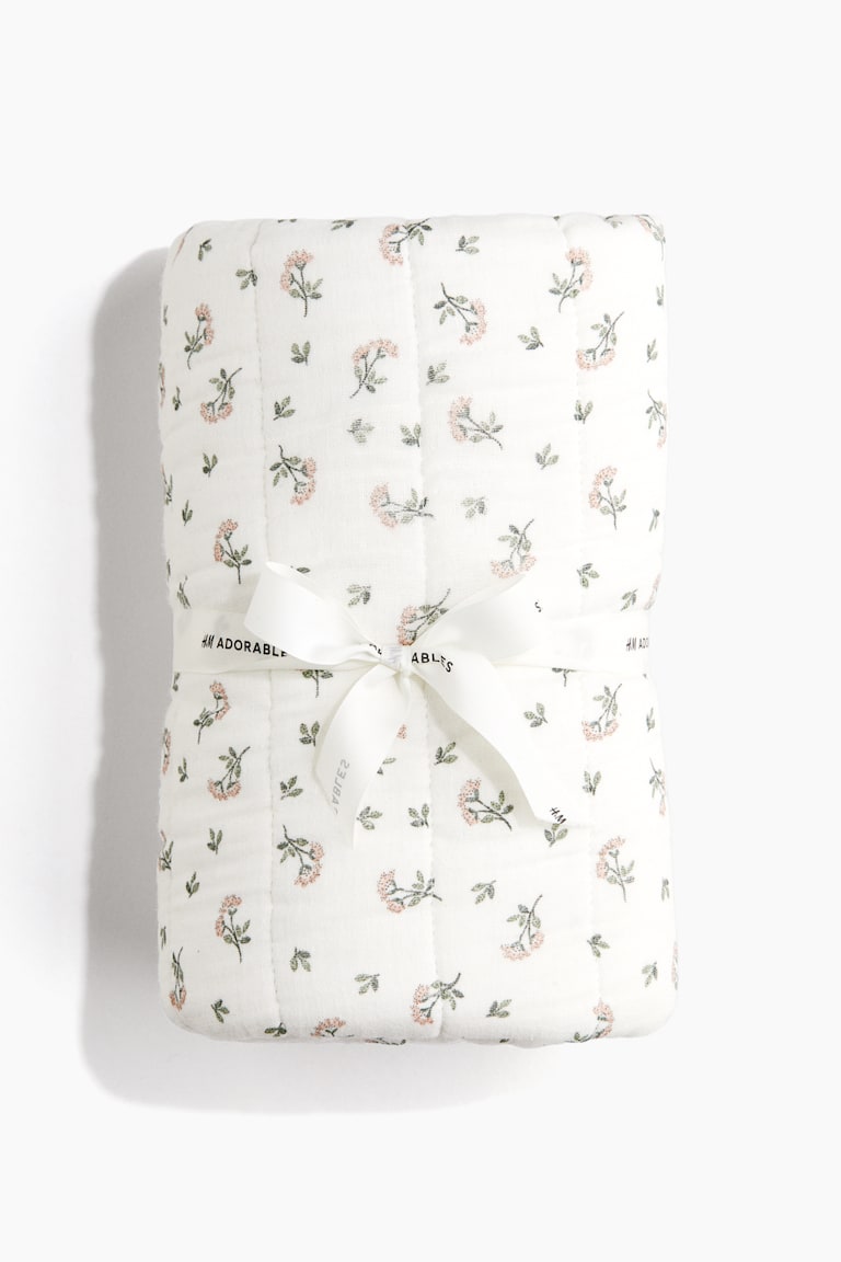 H&M Quilted muslin baby blanket - Bianco/fiori - HOME