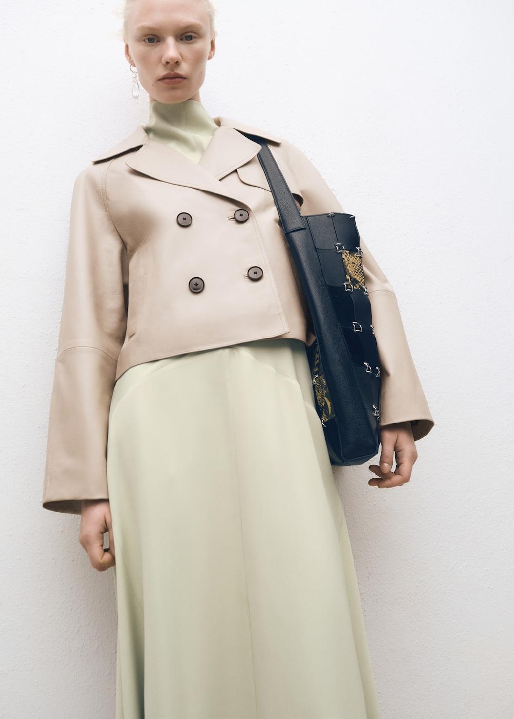 Mango Trench crop pelle