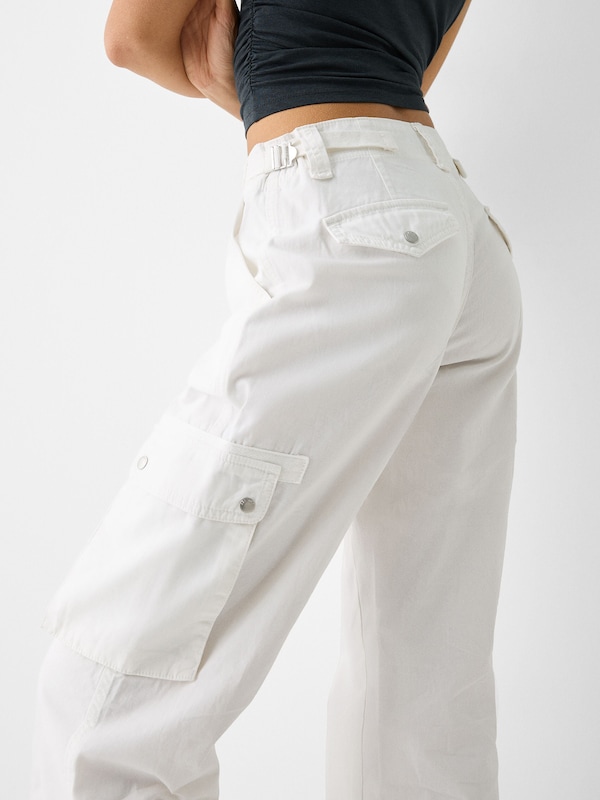 Bershka Loosefit Pantaloni Cargo In Bianco