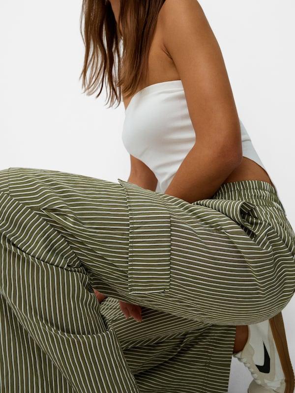 Bershka Loosefit Pantaloni Cargo In Cachi