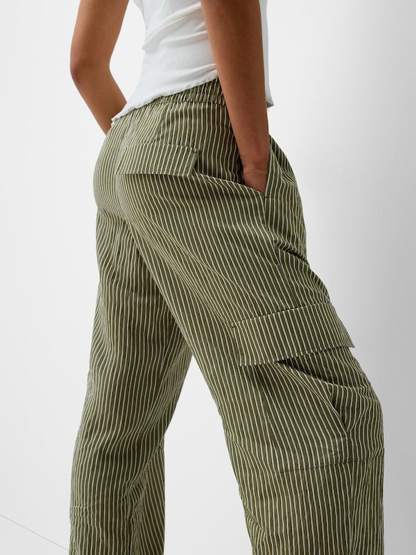 Bershka Loosefit Pantaloni Cargo In Cachi