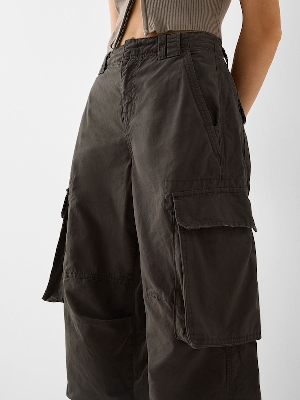 Bershka Loosefit Pantaloni Cargo In Cachi