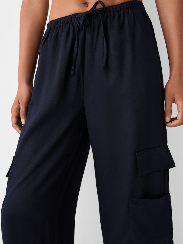 Bershka Loosefit Pantaloni Cargo In Nero