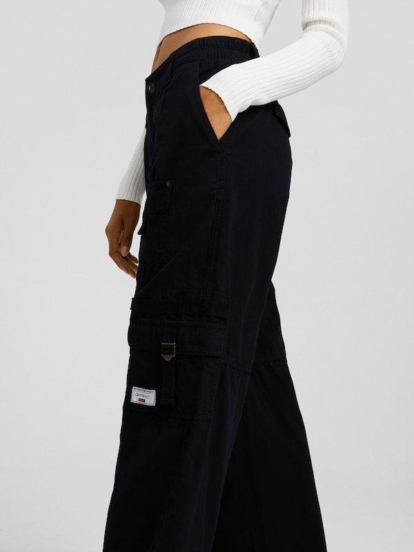Bershka Loosefit Pantaloni Cargo In Nero
