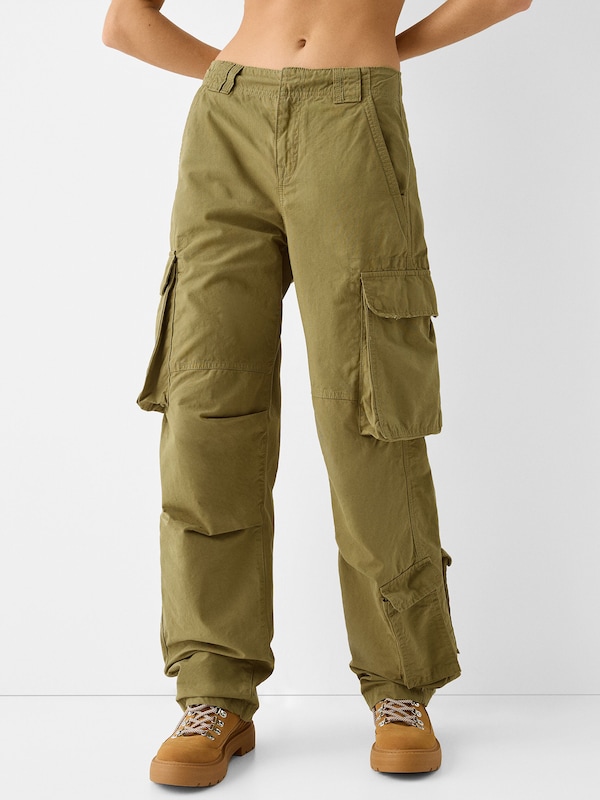 Bershka Loosefit Pantaloni Cargo In Oliva