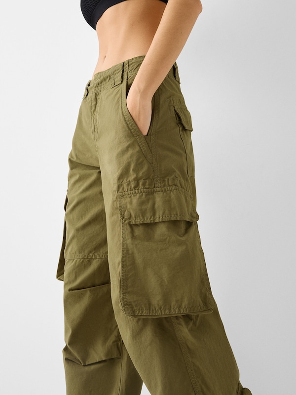 Bershka Loosefit Pantaloni Cargo In Oliva