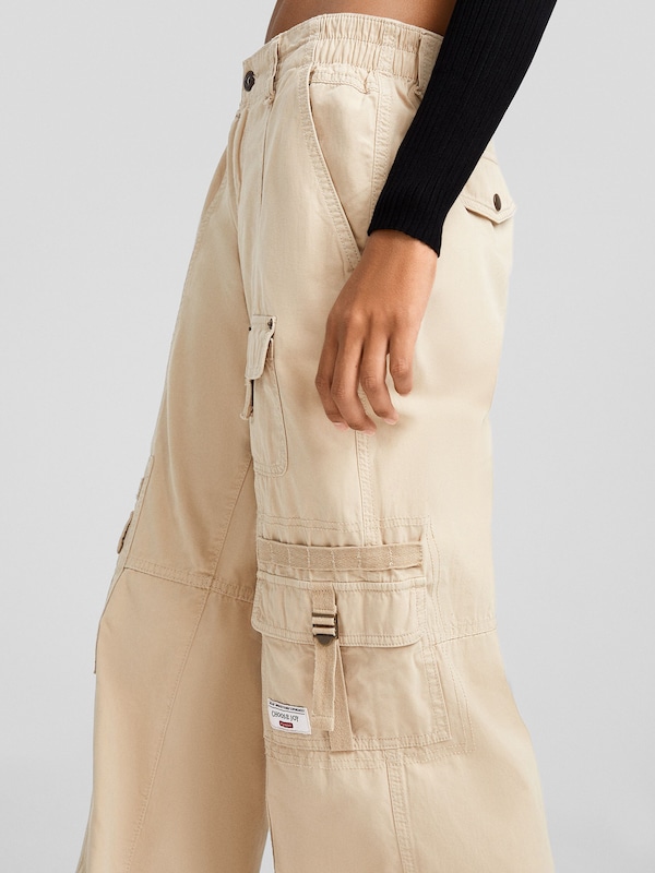 Bershka Loosefit Pantaloni Cargo In Sabbia