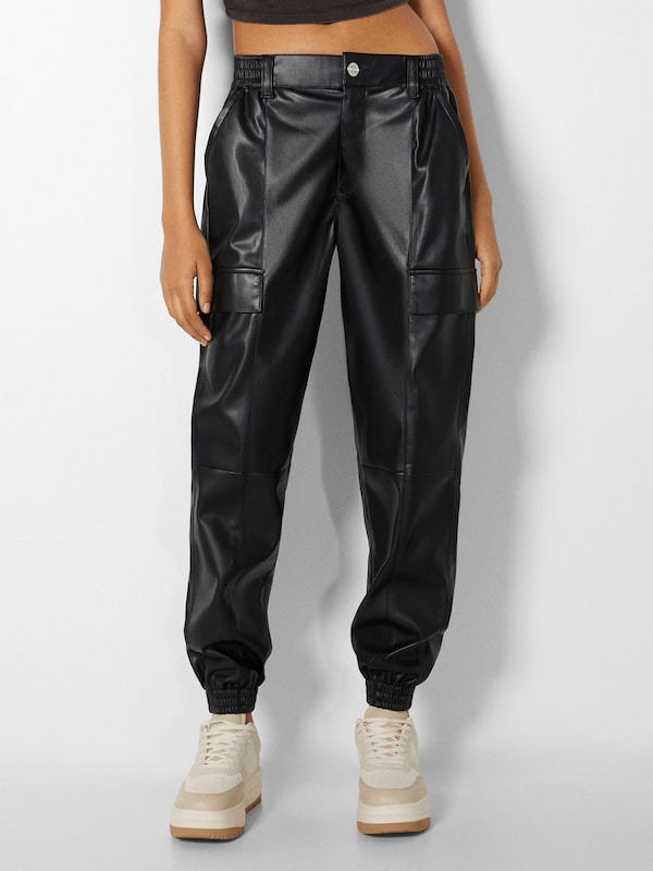 Bershka Tapered Pantaloni Cargo In Nero