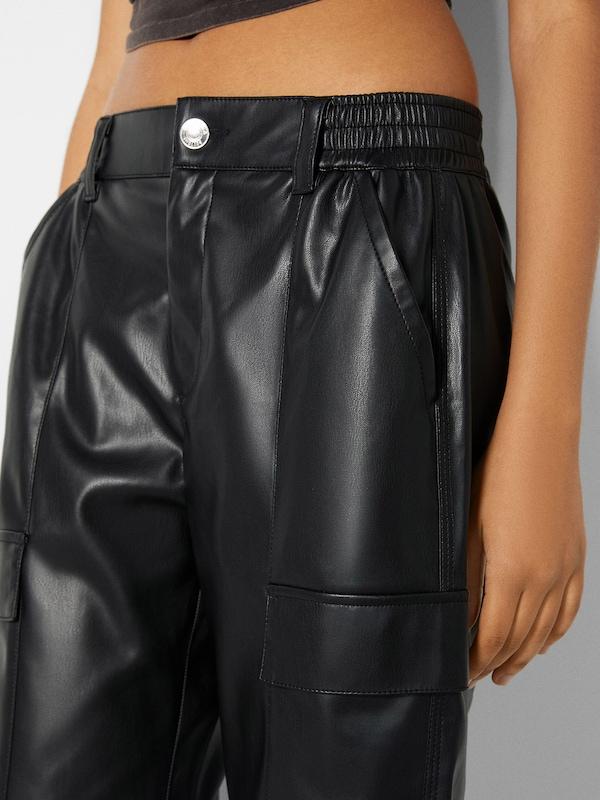 Bershka Tapered Pantaloni Cargo In Nero