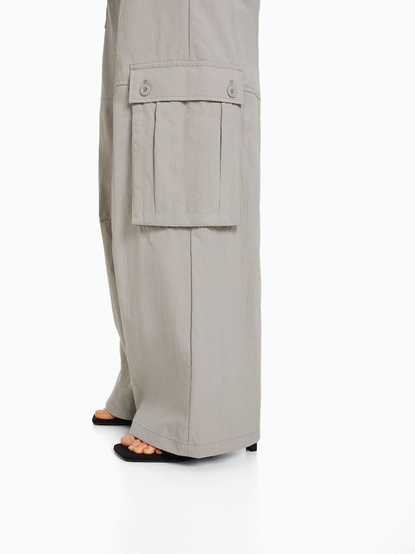 Bershka Wide Leg Pantaloni Cargo In Grigio