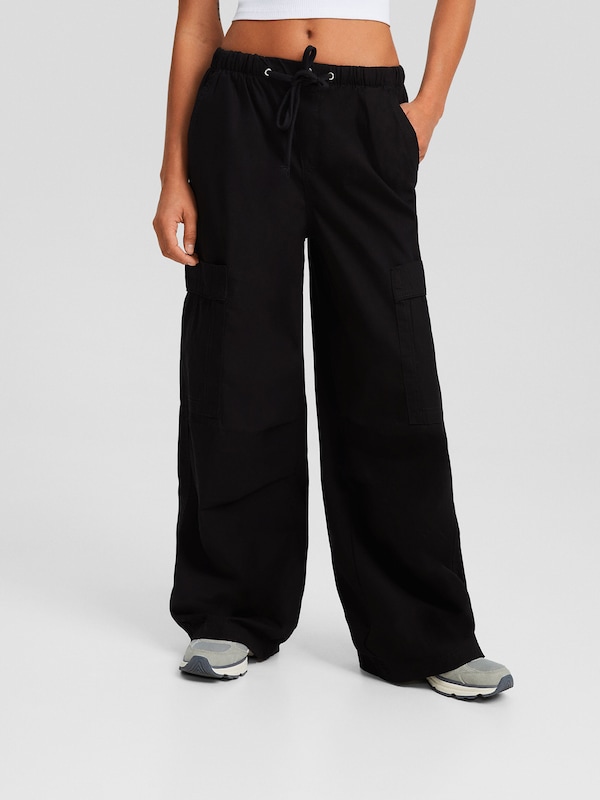 Bershka Wide Leg Pantaloni Cargo In Nero