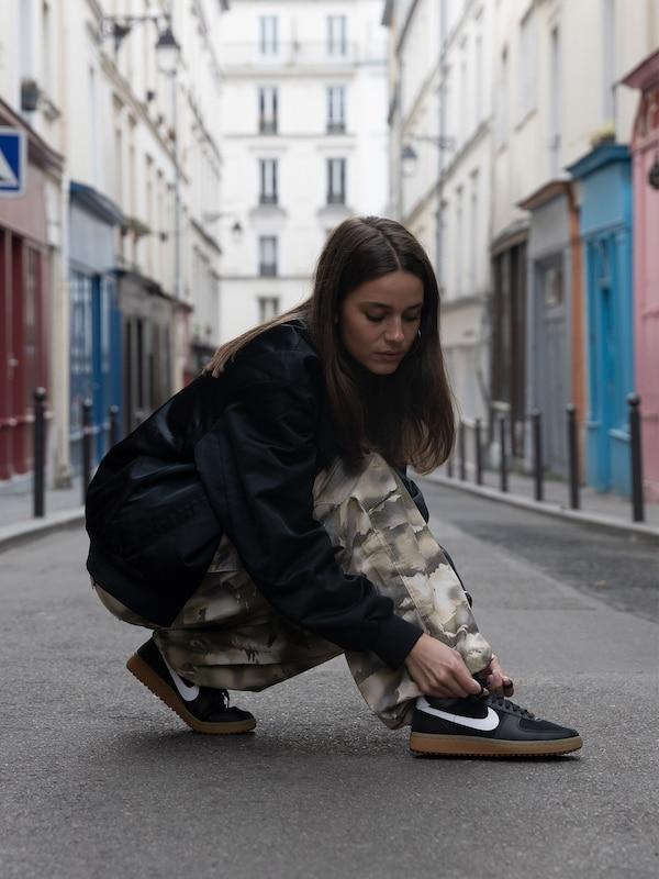 Nike Sportswear Tapered Pantaloni Cargo In Cappuccino Marrone Scuro