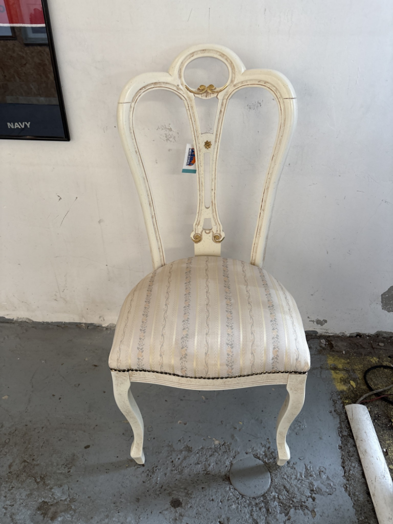 Mercatopoli 4 SEDIE IN LEGNO BIANCO E DORATO CON SEDUTA IMBOTTITA CON EFFETTO RIGATO