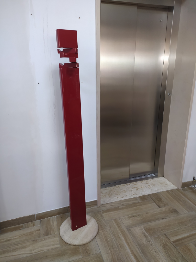 Mercatopoli Appendiabiti Design Base Travertino Legno Laccato Bordeaux