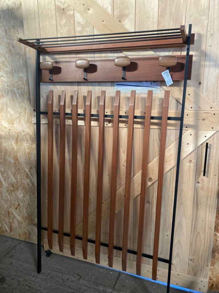 Mercatopoli APPENDINO DA MURO ANNI 60 LEGNO E FERRO A 4 POMELLI CON CAPPELLIERA