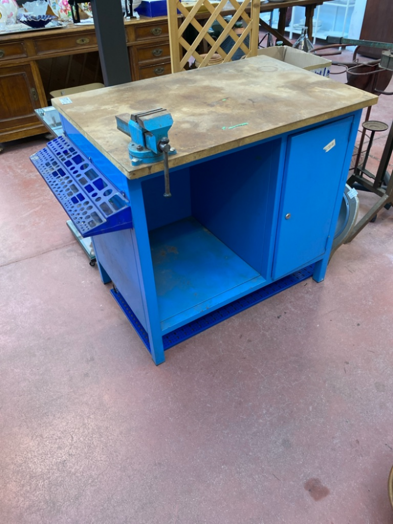 Mercatopoli Banco Da Lavoro In Metallo Con Piano In Legno E Piccola Morsa Da Banco Cm 93x70 H 90