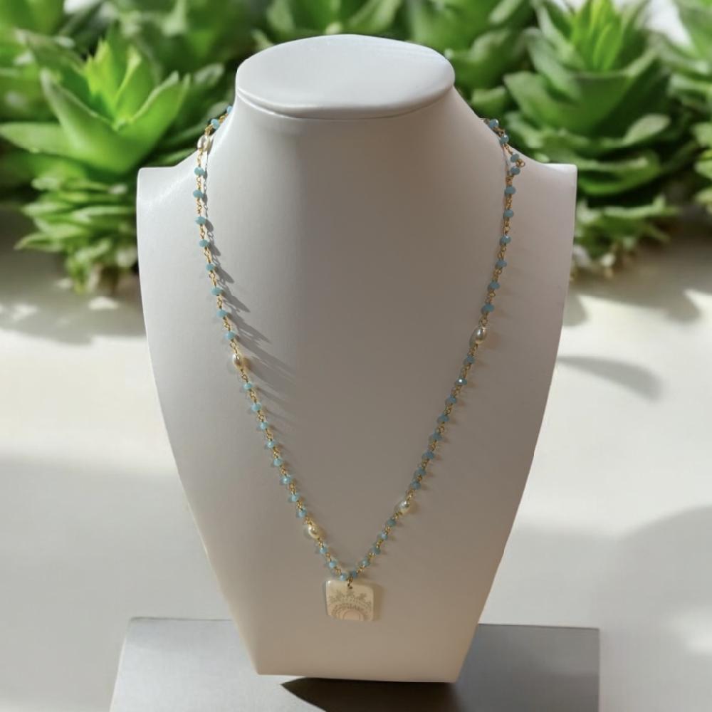 Mercatopoli COLLANINA DORATA CON MEDAGLIETTA IN MADREPERLA E PALLINE CELESTI