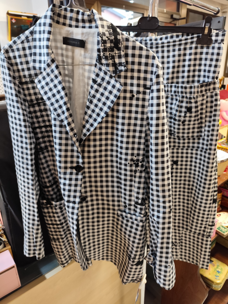 Mercatopoli Completo Giacca E Pantalone Quadretti Bianco Nero E Grigio Con Scritte Victoria C Tg 46