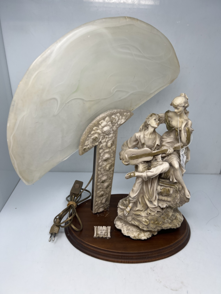 Mercatopoli Lampada Da Tavolo Astatua Fidanzati Base Tonda Legno