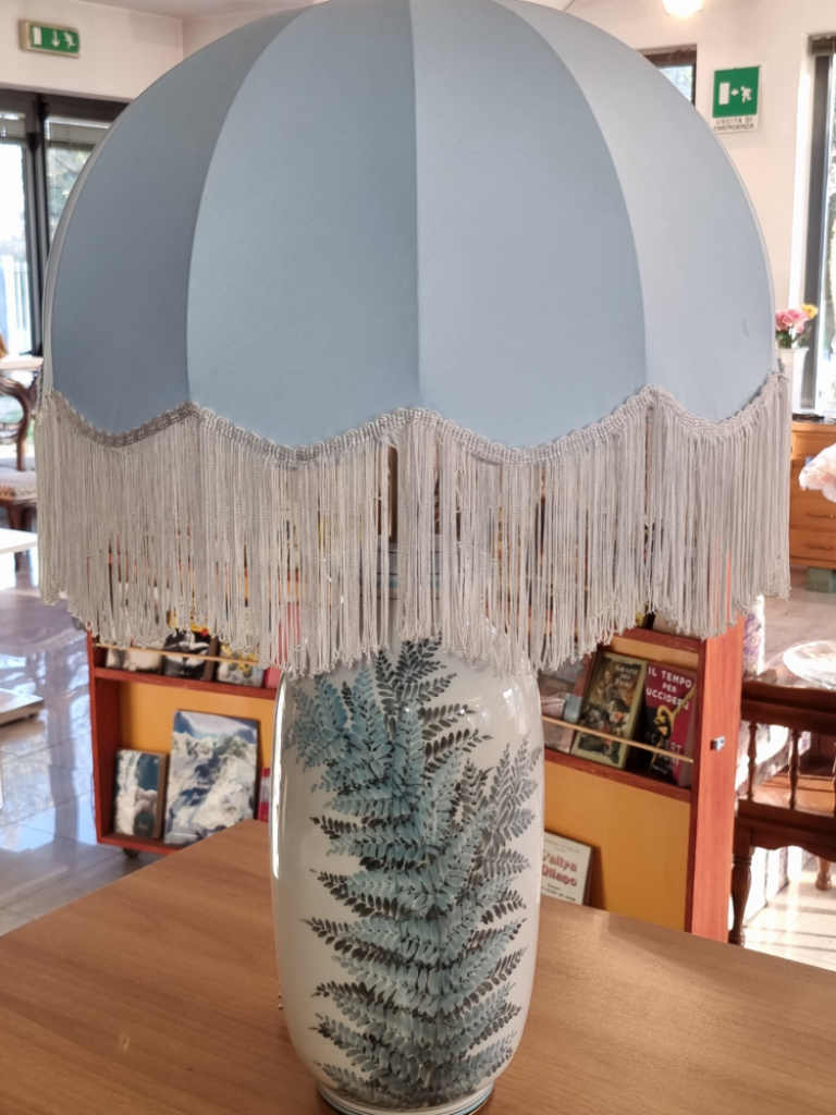 Mercatopoli LAMPADA DA TAVOLO BASE CERAMICA DIPINTA A MANO PARALUME A CUPOLA FRANGIATO CELESTE H. 78