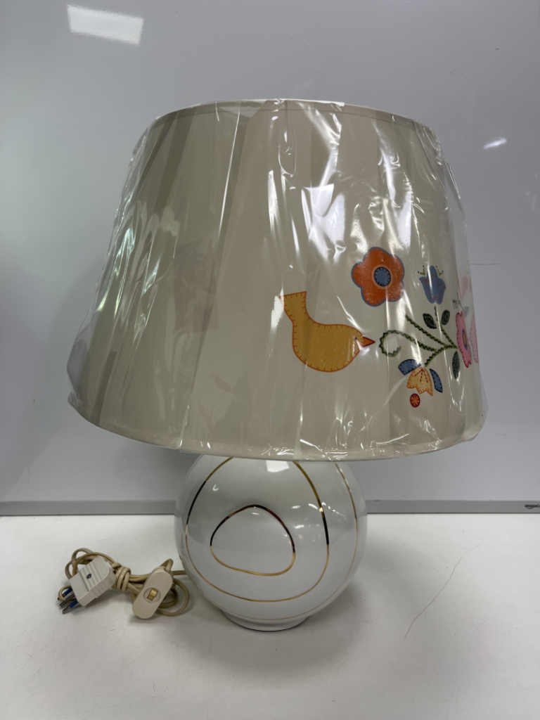 Mercatopoli Lampada Tavolo Base Ceramica Bianca Righe Dorate Cappello My Doll H 50 Cm