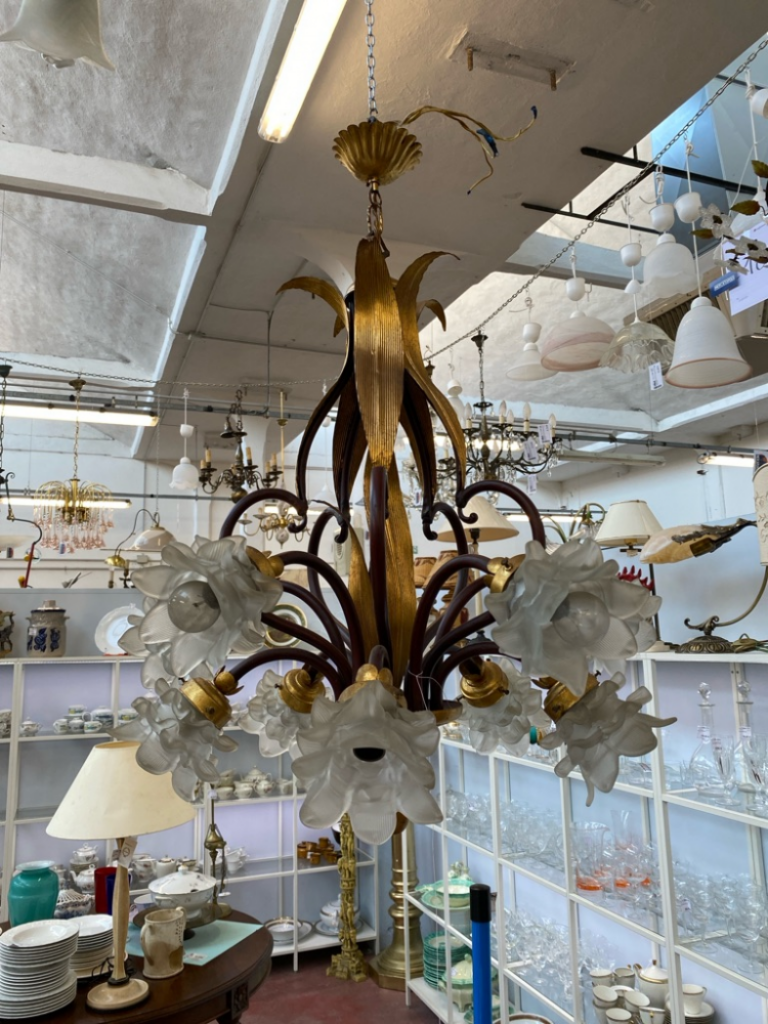 Mercatopoli Lampadario Dorato In Ferro Battuto A 10 Luci Con Vetri Opalina A Fiore