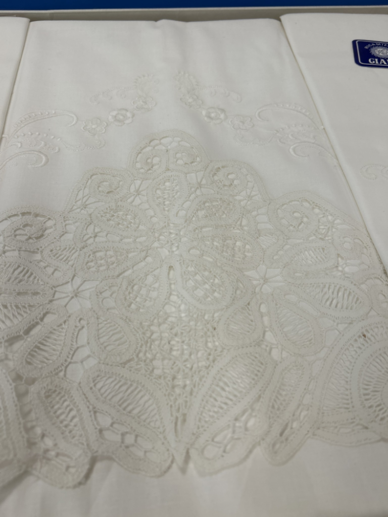 Mercatopoli Lenzuolo Matrimoniale Con Federe Bordo Fiori Pizzo Rinascimento