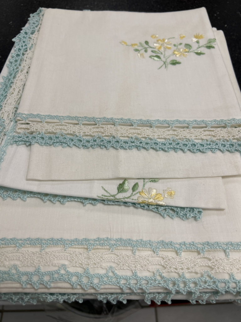 Mercatopoli Lenzuolo Matrimoniale Con Federe Fiorellini Giallini Bordo Azzurro