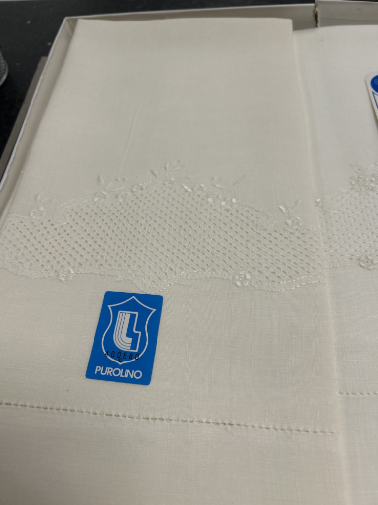 Mercatopoli Lenzuolo Matrimoniale Puro Lino Fiorellini Ricamati Con Federe Disegni Reti