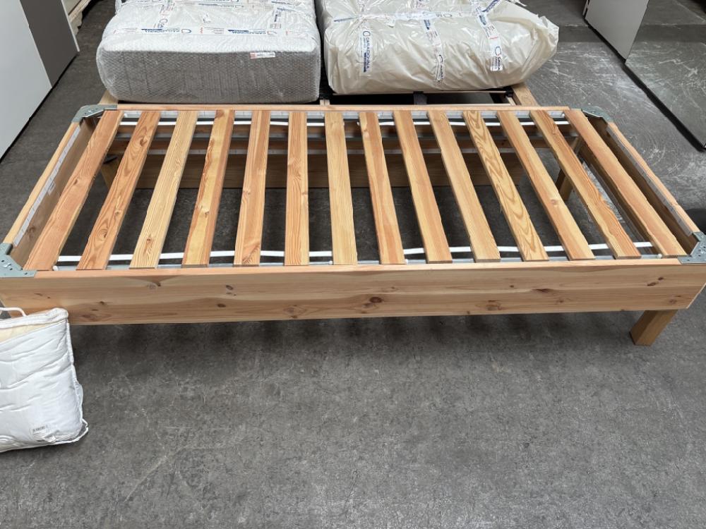 Mercatopoli LETTO SINGOLO IKEA LYNGOR COMPLETO DI RIVESTIMENTO BIANCO