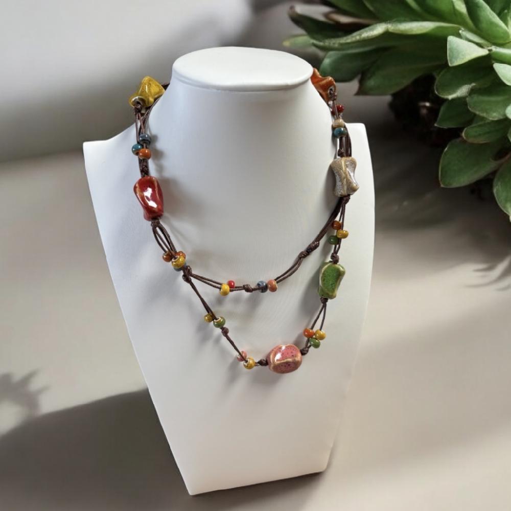 Mercatopoli COLLANA CON LACCIO E PIETRE COLORATE