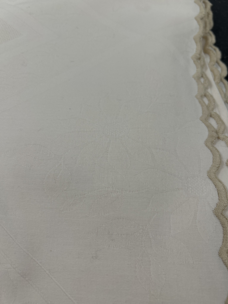 Mercatopoli Tovaglia Color Crema Smerlata Per 12