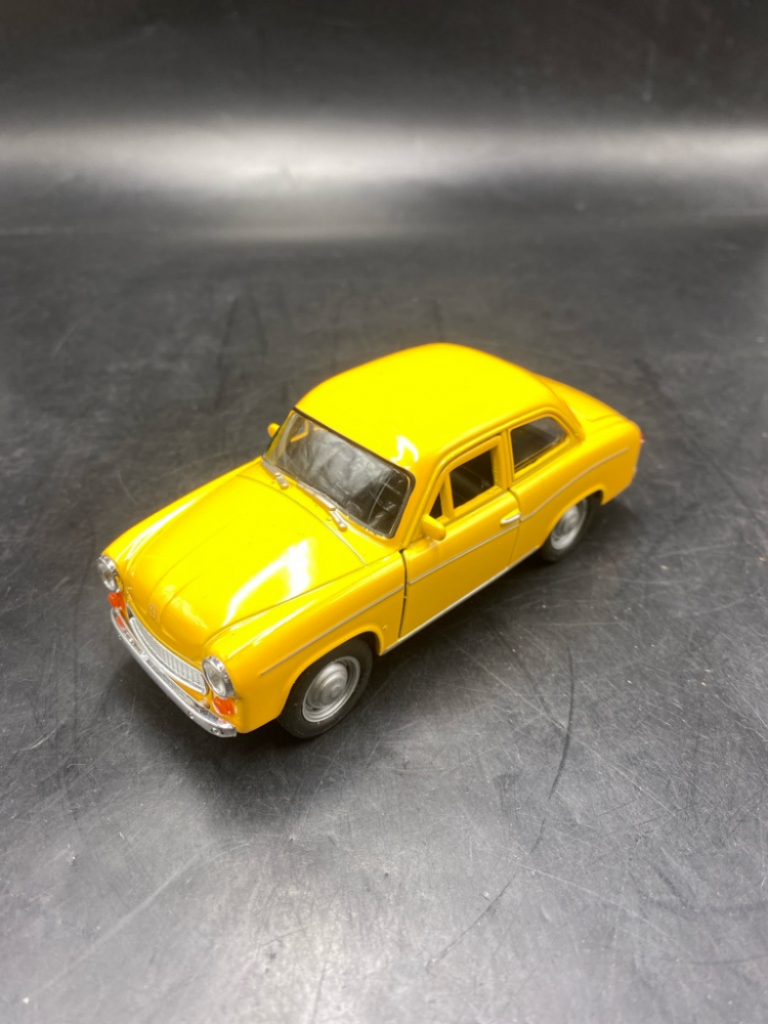 Mercatopoli MODELLINO WELLY GIALLO SYRENA 105 SCALA 1/43