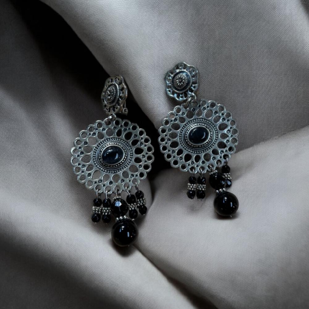 Mercatopoli ORECCHINI ARGENTATI CON PALLE NERE PENDENTI A CLI