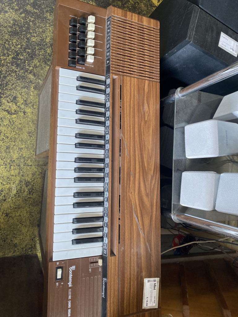 Mercatopoli PIANOLA ELETTRICA BONTEMPI MARRONE ANNI 70 CON PICCOLO DIFETTO