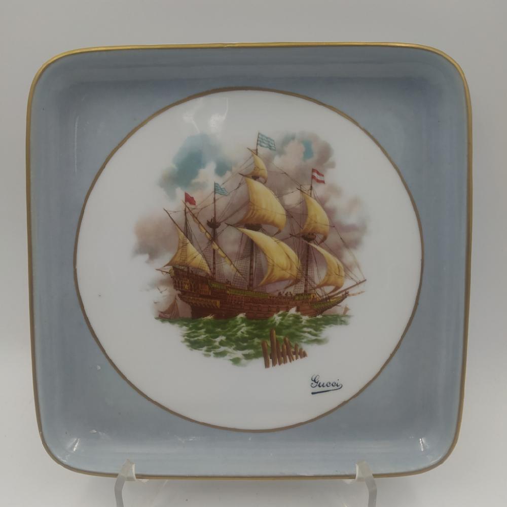 Mercatopoli Piatto In Porcelana Dec Veliero Gucci Cm 22x22