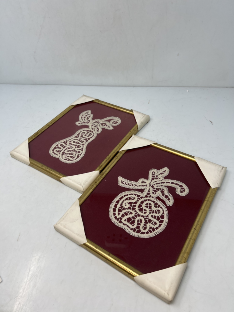 Mercatopoli Quadretto Pizzo Cornice Dorata Soggetto Frutta Sfondo Tessuto Rosso 26x20