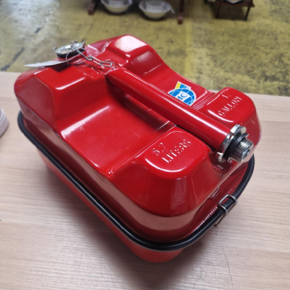 Mercatopoli TANICA PORTA ATTREZZI PER CARBURANTE COMPLETA DI ATTREZZI ROSSA IN METALLO